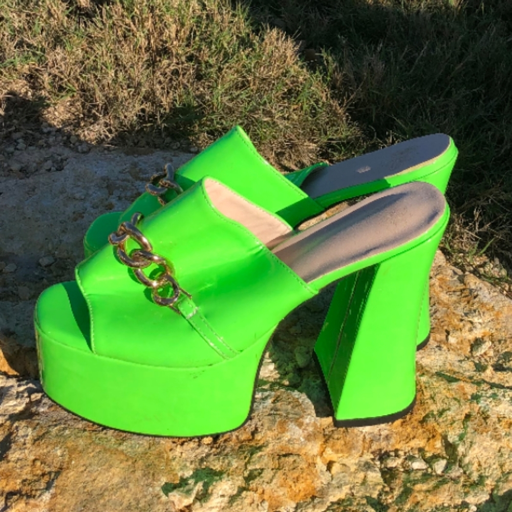 Cute platform fashion green patent leather heels 💚💚💚